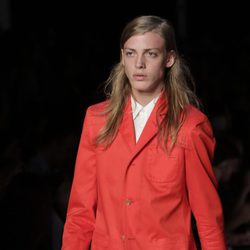 Traje de chaqueta rojo de Marc by Marc Jacobs, colección primavera 2012