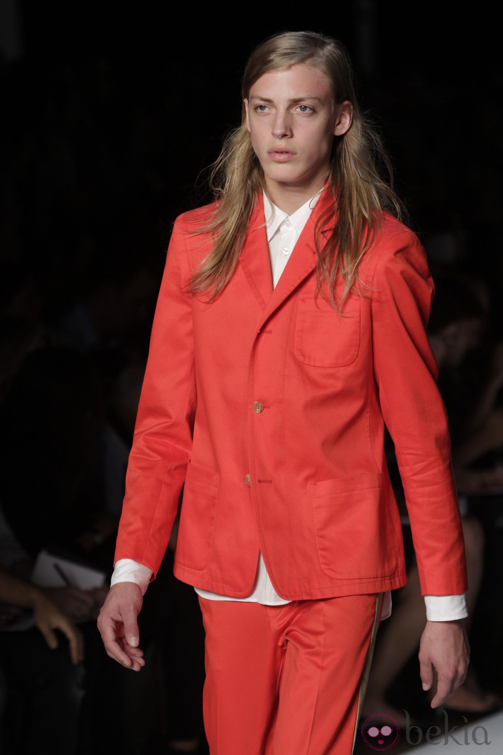 Traje de chaqueta rojo de Marc by Marc Jacobs, colección primavera 2012