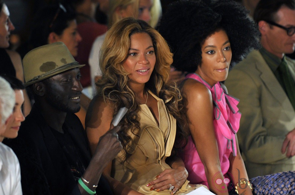 Beyoncé y su hermana Solange en el desfile de Vera Wang, colección primavera de 2012