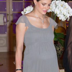 Carlota Casiraghi con un vestido premamá de color gris