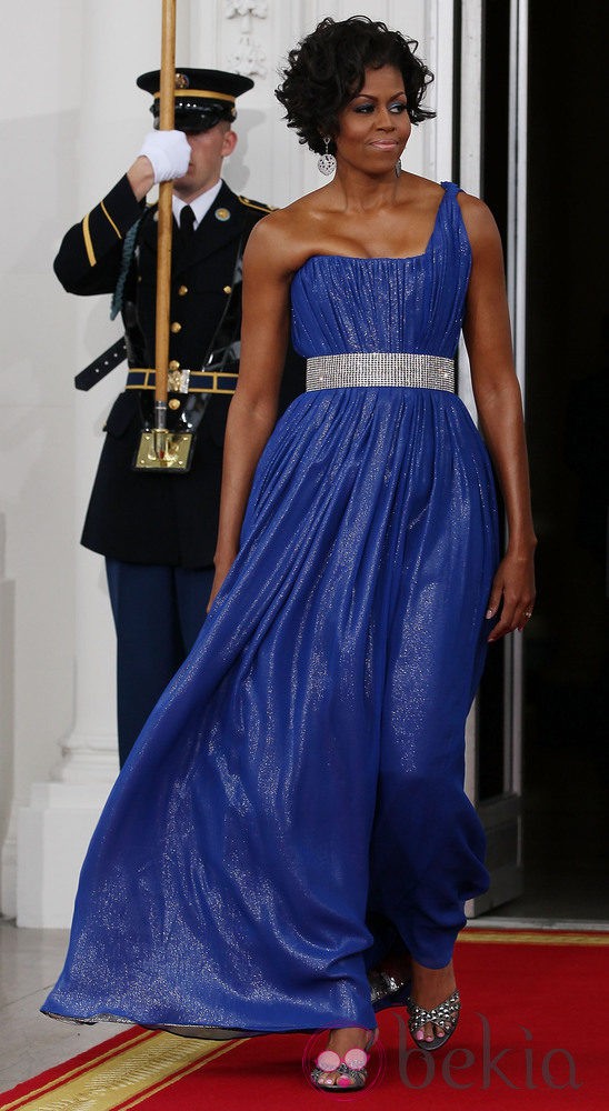 Michelle Obama con un vestido largo asimétrico de color azul