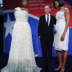 Michelle Obama y Jason Wu con el famoso vestido asimétrico