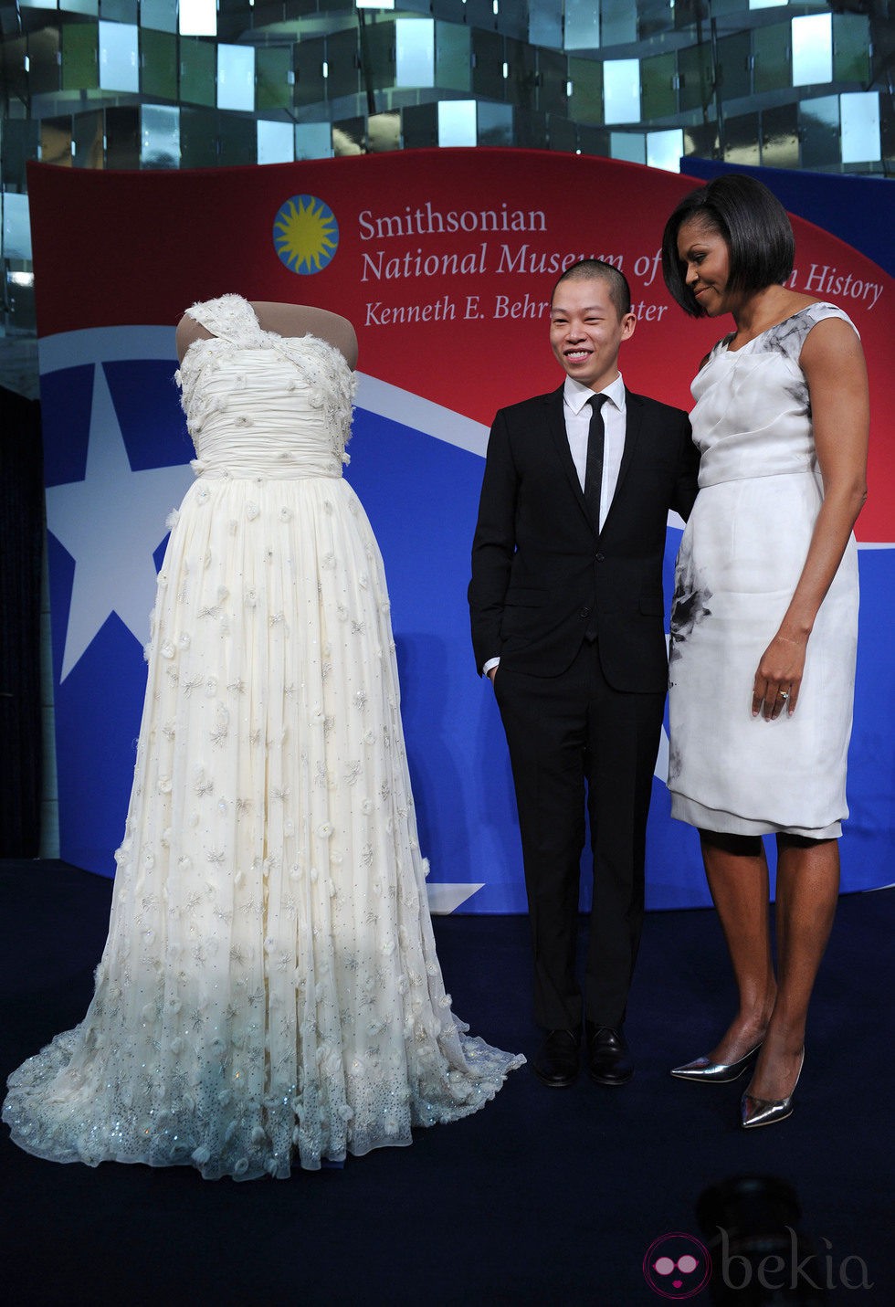 Michelle Obama y Jason Wu con el famoso vestido asimétrico