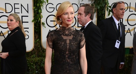 Cate Blanchett con un vestido de Armani en la alfombra roja de los Globos de Oro 2014