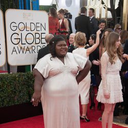 Gabourey Sidibe con un vestido de Michael Costello en la alfombra roja de los Globos de Oro 2014
