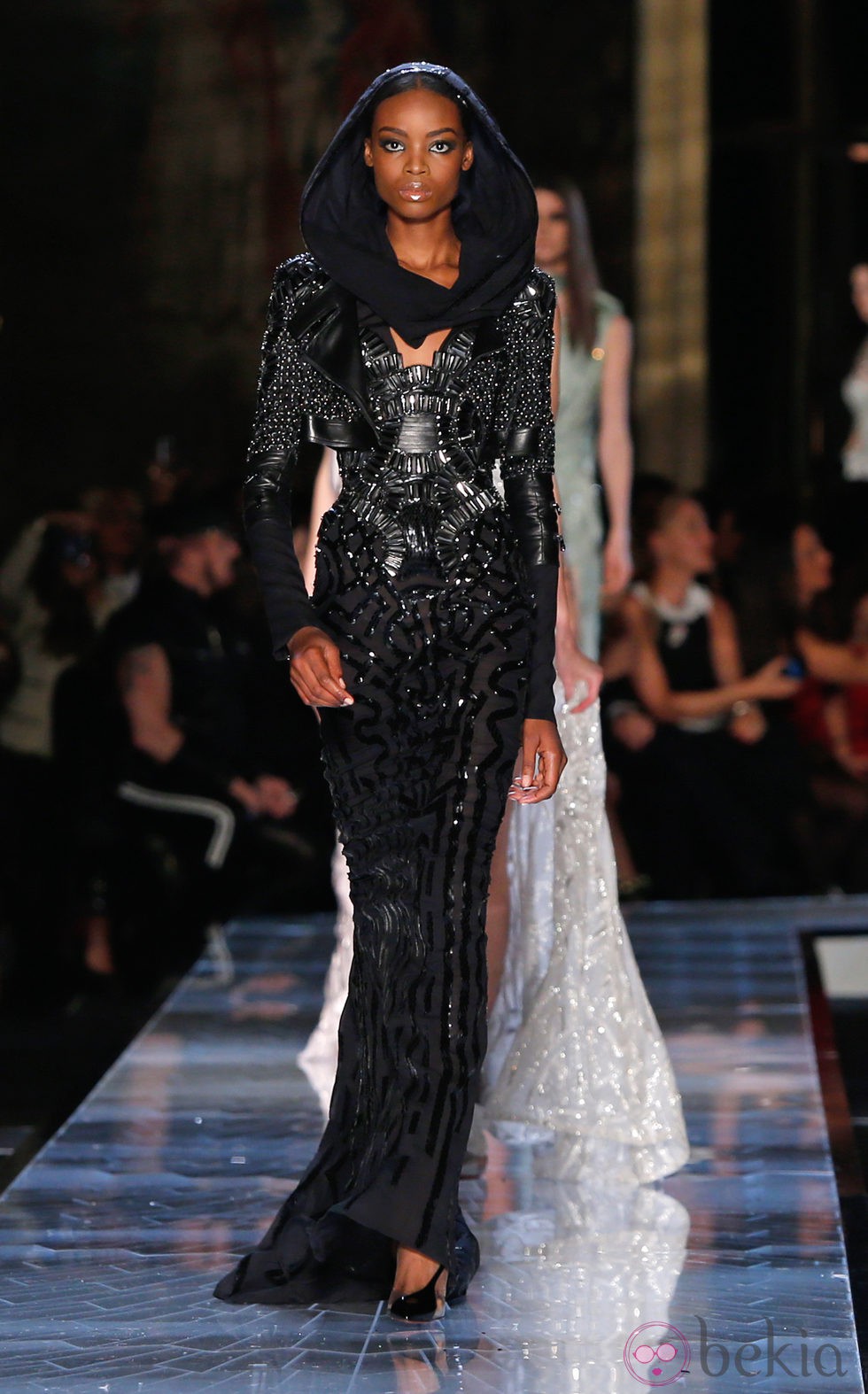 Vestido negro de la colección primavera/verano 2014 de Atelier Versace