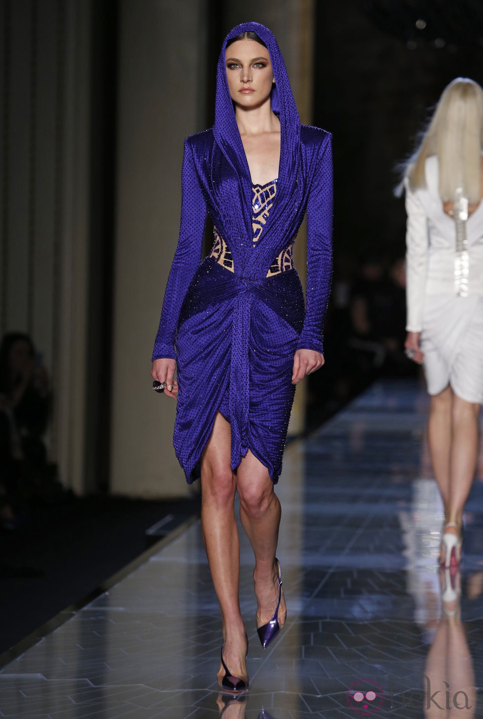 Vestido azul klein de la colección primavera/verano 2014 de Atelier Versace