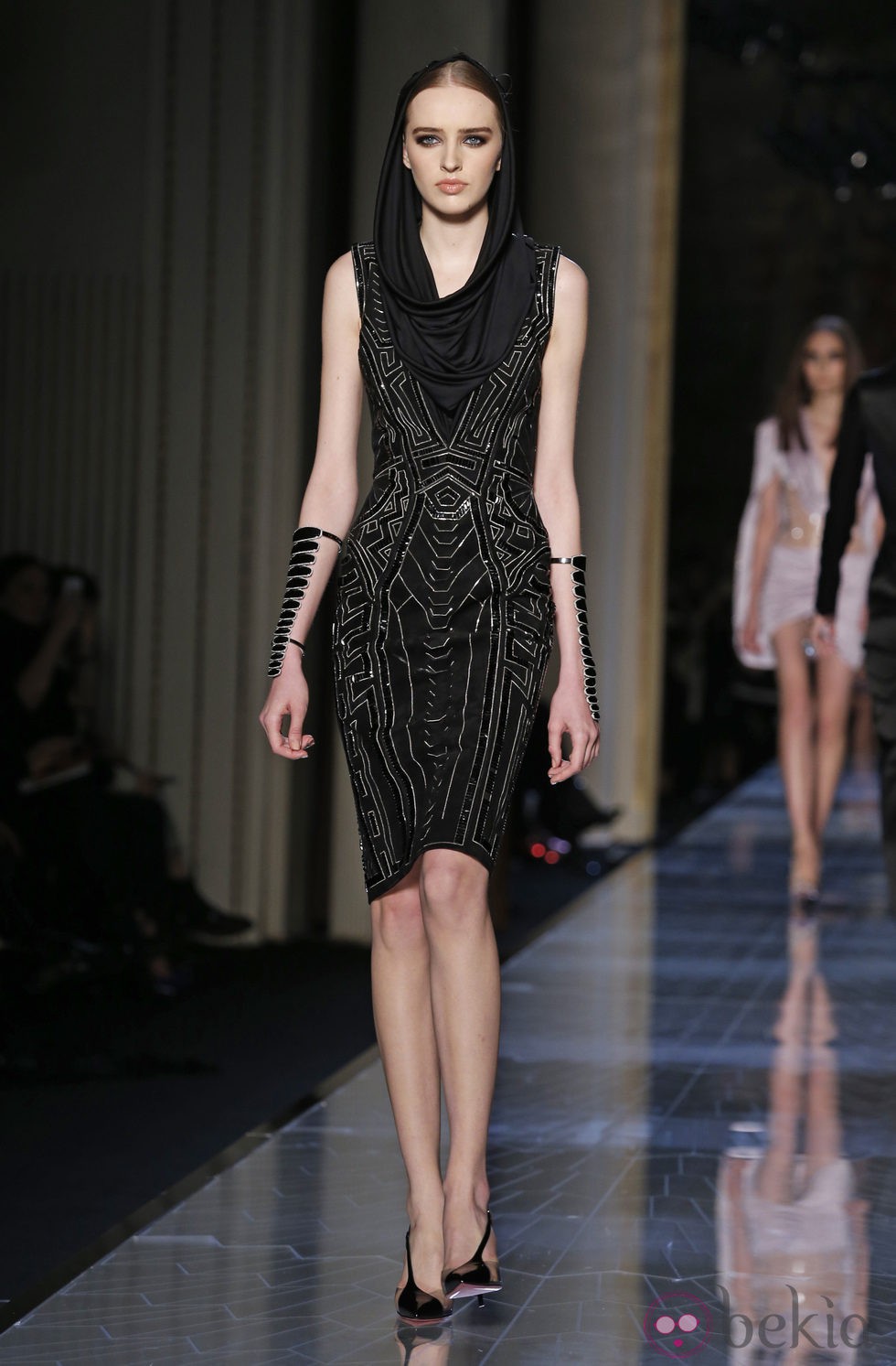 Vestido negro con velo de la colección primavera/verano 2014 de Atelier Versace