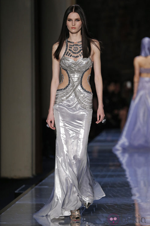 Vestido gris perla de la colección primavera/verano 2014 de Atelier Versace