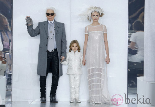 Cara Delevingne y Karl Lagerfeld en el desfile primavera/verano 2014 Chanel Alta Costura en la Semana de la Moda de París