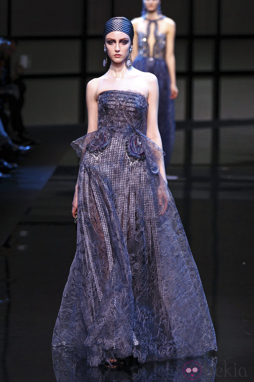 Vestido metalizado de la colección primavera/verano 2014 Alta Costura de Giorgio Armani Privé en la Semana de la Moda de París