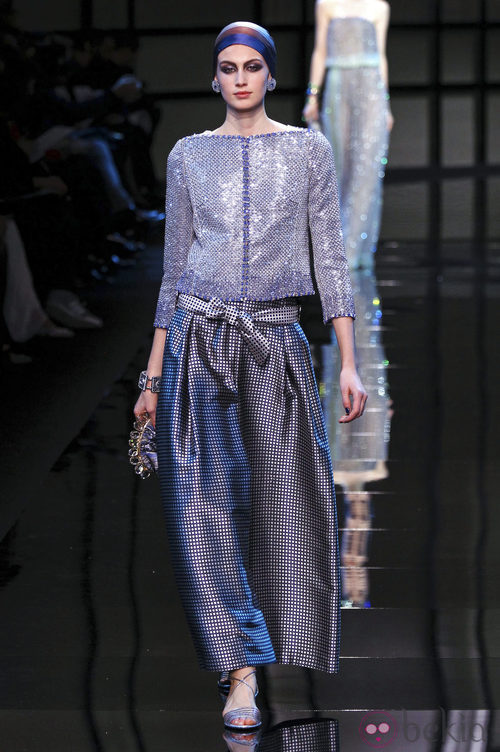 Top y pantalón de la colección primavera/verano 2014 Alta Costura de Giorgio Armani Privé en la Semana de la Moda de París