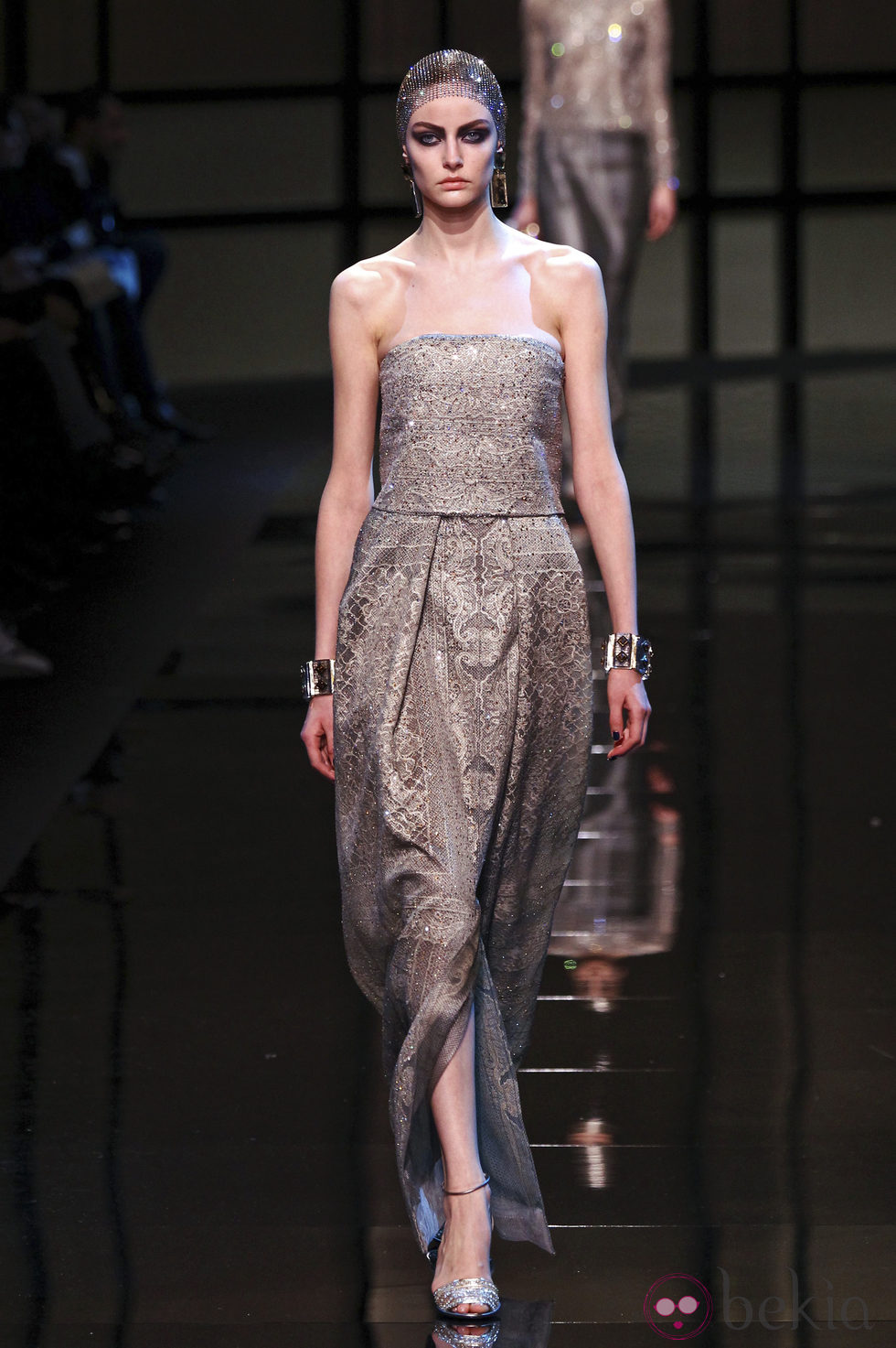 Vestido palabra de honor de la colección primavera/verano 2014 Alta Costura de Giorgio Armani Privé en la Semana de la Moda de París