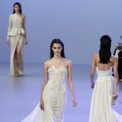 Vestido blanco de la colección primavera/verano 2014 Alta Costura de Elie Saab en la Semana de la Moda de París