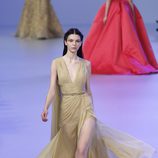 Vestido taupé de la colección primavera/verano 2014 Alta Costura de Elie Saab en la Semana de la Moda de París