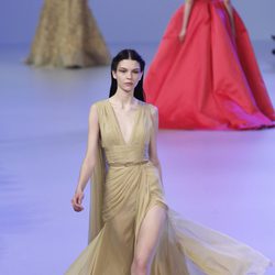 Vestido taupé de la colección primavera/verano 2014 Alta Costura de Elie Saab en la Semana de la Moda de París