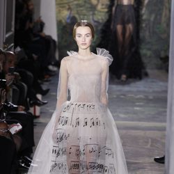 Vestido de transparencias de la colección primavera/verano 2014 Alta Costura de Valentino en la Semana de la Moda de París