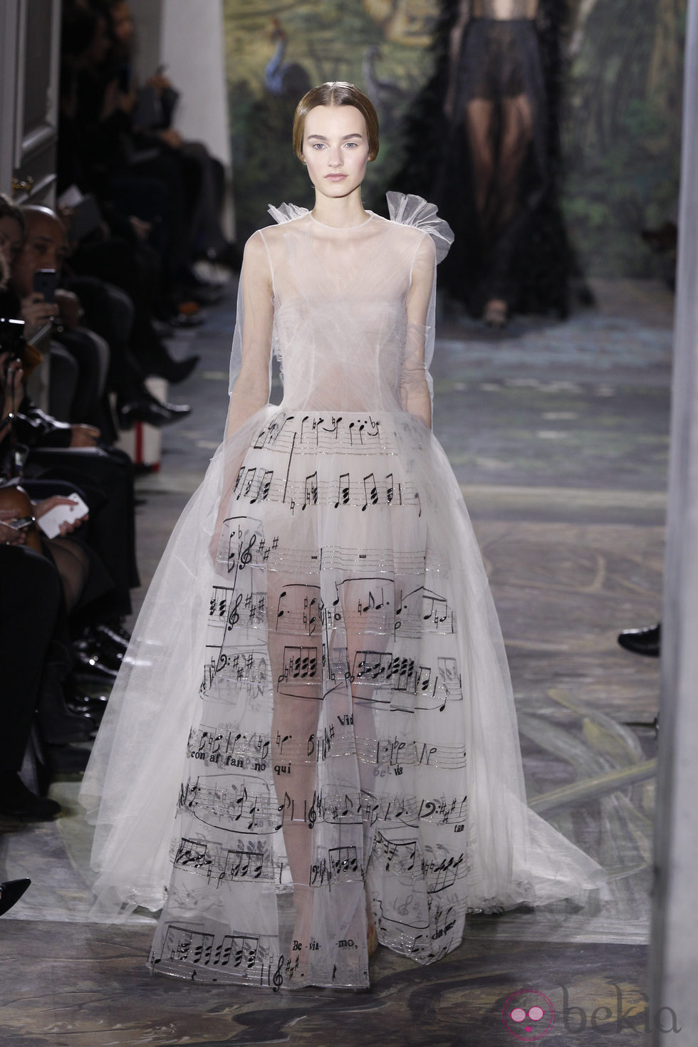 Vestido de transparencias de la colección primavera/verano 2014 Alta Costura de Valentino en la Semana de la Moda de París