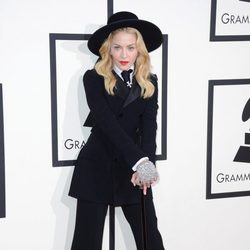 Madonna con un esmoquin de Ralph Lauren en la alfombra roja de los Premios Grammy 2014