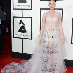 Katy Perry con un vestido de Valentino en la alfombra roja de los Premios Grammy 2014