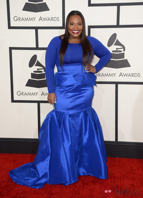 Tasha Cobbs con un vestido de Nicci Hou en la alfombra roja de los Premios Grammy 2014