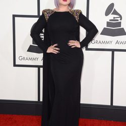 Kelly Osbourne con un vestido de Bradgley Mischka en la alfombra roja de los Premios Grammy 2014