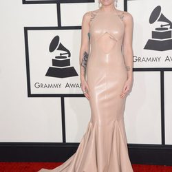 Skylar Grey con un vestido de Michael Costello en la alfombra roja de los Premios Grammy 2014