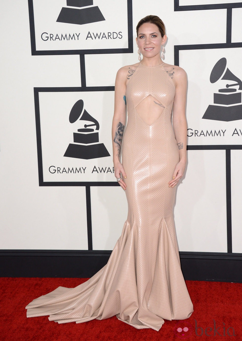 Skylar Grey con un vestido de Michael Costello en la alfombra roja de los Premios Grammy 2014