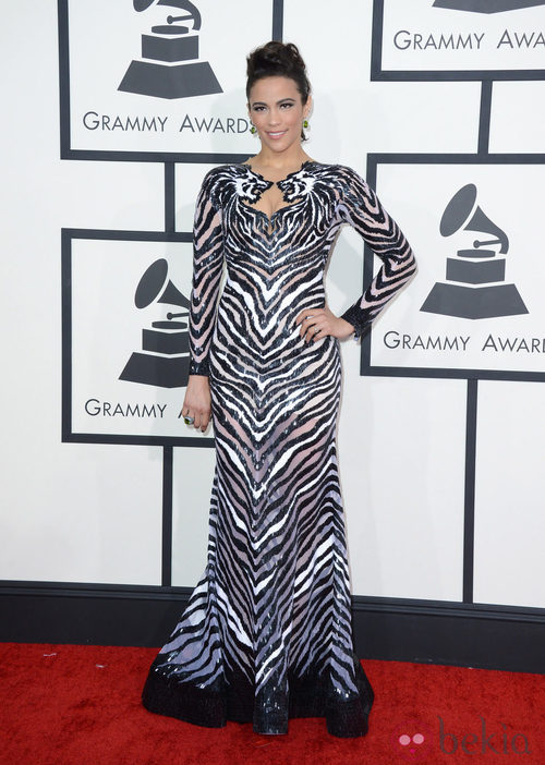 Paula Patton con un vestido de Nicolas Jebra en la alfombra roja de los Premios Grammy 2014