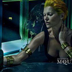 Kate Moss se mira en un espejo en la campaña primavera/verano 2014 de Alexander McQueen