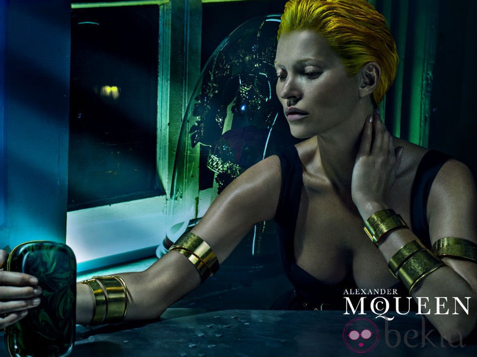 Kate Moss se mira en un espejo en la campaña primavera/verano 2014 de Alexander McQueen