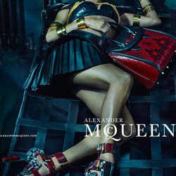 Kate Moss con falda y top posando para la campaña primavera/verao 2014 de Alexander McQueen