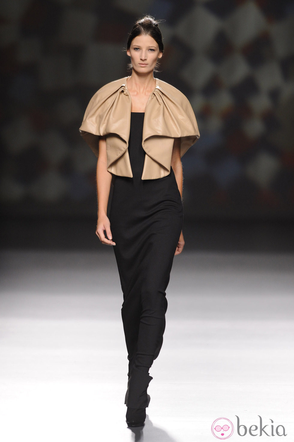 Capa de cuero combinada con un total black de AA de Amaya Arzuaga en Madrid Fashion Week otoño/invierno 2014/2015