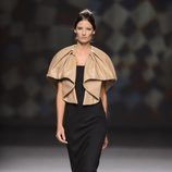 Capa de cuero combinada con un total black de AA de Amaya Arzuaga en Madrid Fashion Week otoño/invierno 2014/2015