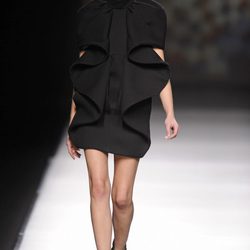 Vestido negro de AA de Amaya Arzuaga en Madrid Fashion Week otoño/invierno 2014/2015