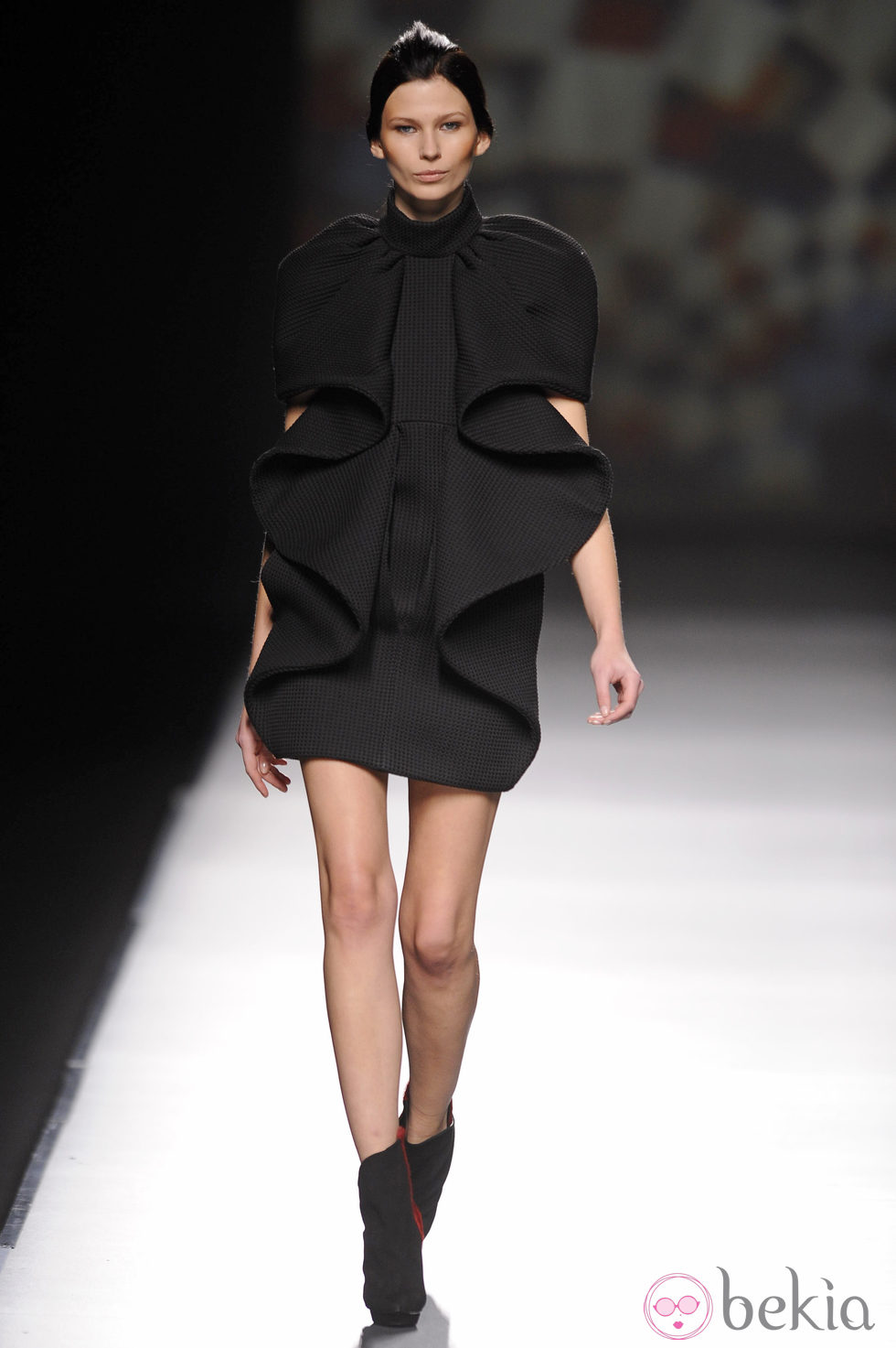 Vestido negro de AA de Amaya Arzuaga en Madrid Fashion Week otoño/invierno 2014/2015