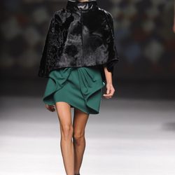 Capa negra de AA de Amaya Arzuaga en Madrid Fashion Week otoño/invierno 2014/2015