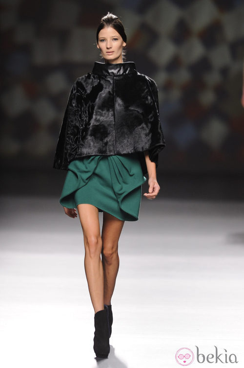 Capa negra de AA de Amaya Arzuaga en Madrid Fashion Week otoño/invierno 2014/2015