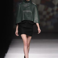 Capa de cuero verde de AA de Amaya Arzuaga en Madrid Fashion Week otoño/invierno 2014/2015