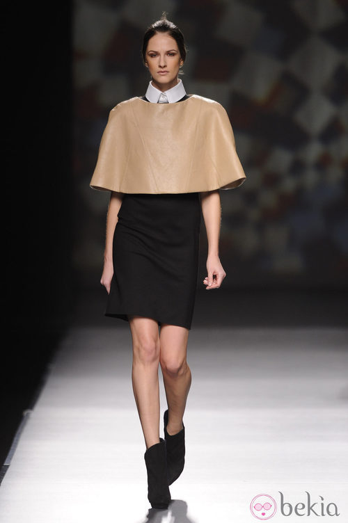 Capa de cuero beige redonda de AA de Amaya Arzuaga en Madrid Fashion Week otoño/invierno 2014/2015