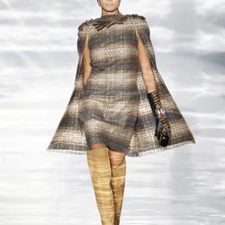 Vestido con capa de la firma Roberto Verino en Madrid Fashion Week otoño/invierno 2014/2015
