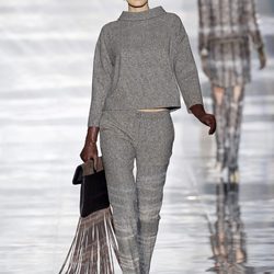 Conjunto en gris de Roberto Verino en Madrid Fashion Week otoño/invierno 2014/2015