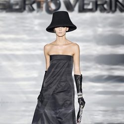 Vestido palabra de honor de Roberto Verino en Madrid Fashion Week otoño/invierno 2014/2015