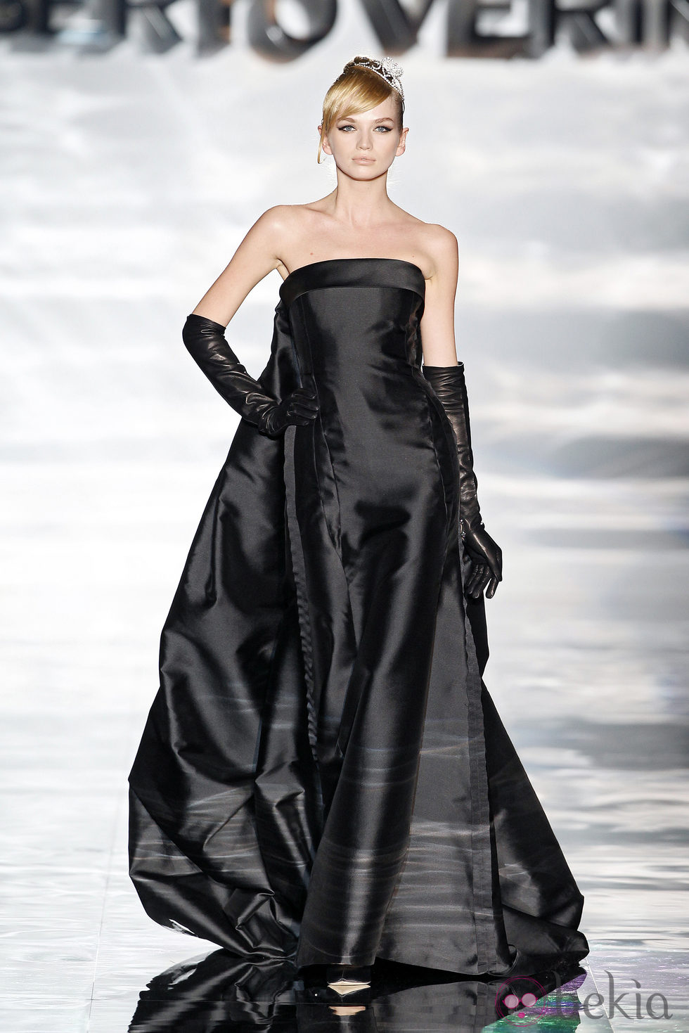 Vestido con capa de Roberto Verino en Madrid Fashion Week otoño/invierno 2014/2015