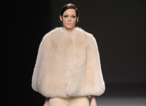 Capa beige de Devota & Lomba en Madrid Fashion Week otoño/invierno 2014/2015