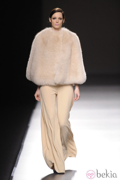 Capa beige de Devota & Lomba en Madrid Fashion Week otoño/invierno 2014/2015