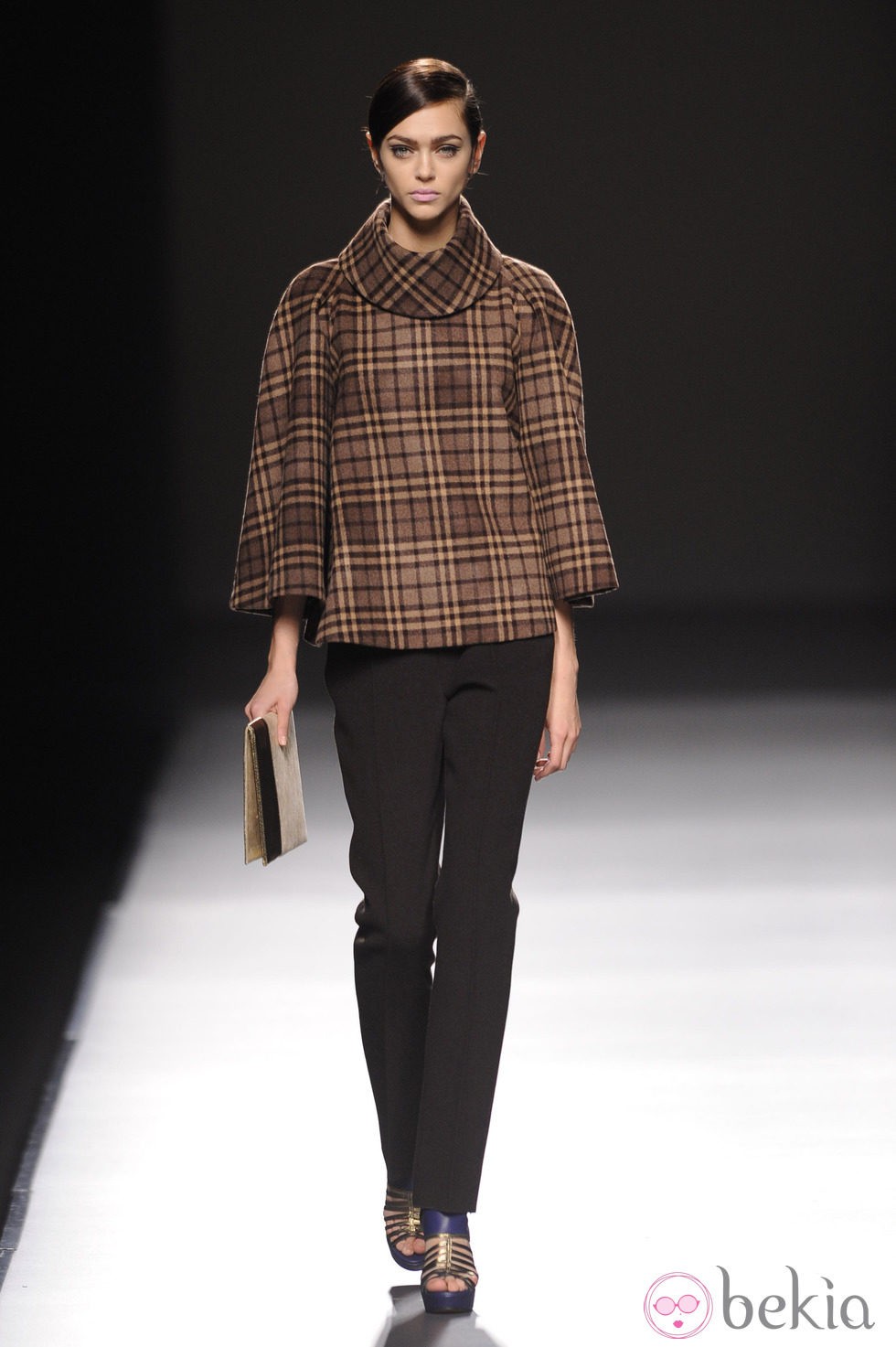 Capa con tartán de Devota & Lomba en Madrid Fashion Week otoño/invierno 2014/2015
