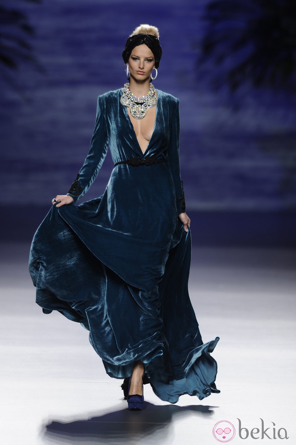 Vestido azul de la colección otoño/invierno 2014/2015 de Francis Montesinos en Madrid Fashion Week