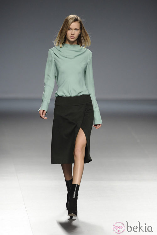 Falda negra de la colección otoño/invierno 2014/2015 de Ángel Schlesser en Madrid Fashion Week
