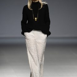 Pantalón blanco de la colección otoño/invierno 2014/2015 de Ángel Schlesser en Madrid Fashion Week